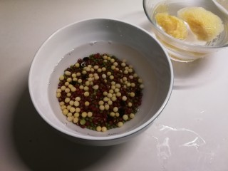 红枣黑米粥,豆类清洗干净 用清水浸泡2个小时