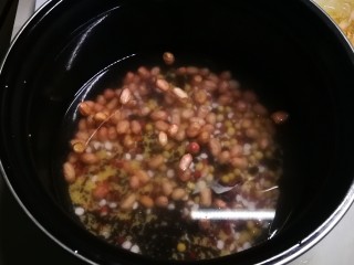 红枣黑米粥,泡好的豆类放入压力锅内胆