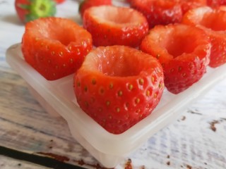 草莓炼奶冰淇淋,将所有的的挖好的草莓放在冰格上（只要能架着草莓不倒就行）