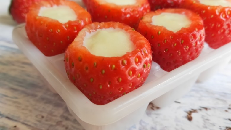 草莓炼奶冰淇淋,挤好炼奶后放进冰箱冷冻2～3小时