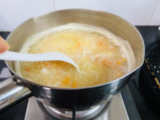 鲜虾砂锅粥,大火烧开转中小火焖煮20分钟，期间用汤勺搅拌防止粘锅底