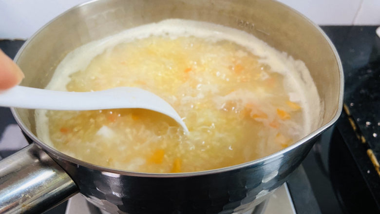 鲜虾砂锅粥,大火烧开转中小火焖煮20分钟，期间用汤勺搅拌防止粘锅底