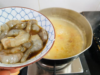 鲜虾砂锅粥,倒入腌制好的虾仁