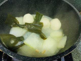海带冬瓜汤,盖住锅盖，大火煮，偶尔搅拌，汤呈乳白色即可；