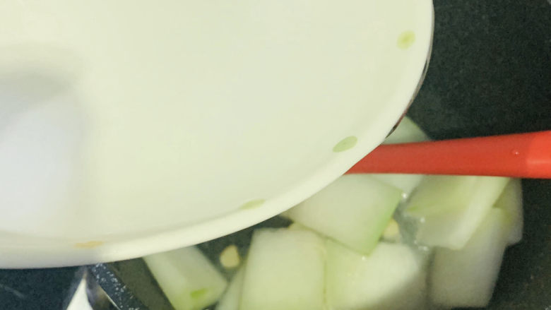 海带冬瓜汤,加入冬瓜干贝炒香，再加适量清水；