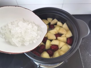 苹果雪梨汤,倒入冰糖，继续煮10分钟