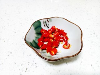 醋溜藕片,红尖椒切圈