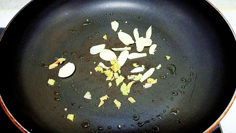 醋溜藕片,锅中放入适量油，炒香姜、蒜片