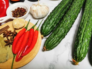 酸辣黄瓜条,食材准备，黄瓜，小米椒，红辣椒，蒜，香料
