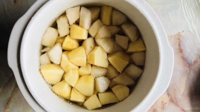 苹果雪梨汤,加入适量温开水，没有的也可以加冷水。