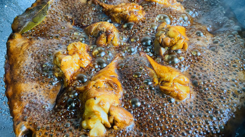 蜜汁鸡腿,大火烧开转中小火焖煮15分钟。煮熟后再浸泡半小时