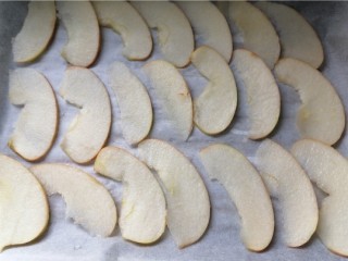 烤苹果片,将苹果片沥干水分码放在烤盘中