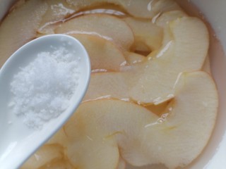 烤苹果片,将苹果泡水放入少许盐以防氧化，如果有柠檬汁更好