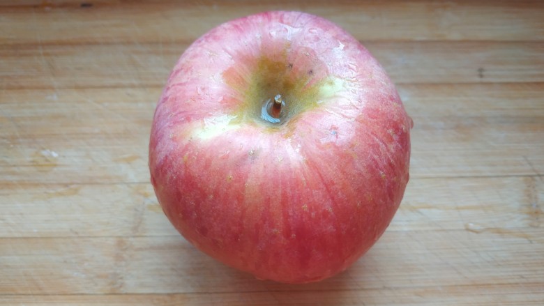 苹果饼,<a style='color:red;display:inline-block;' href='/shicai/ 591'>苹果</a>用清水洗净