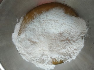 苹果饼,加入适量糯米粉，少量白糖