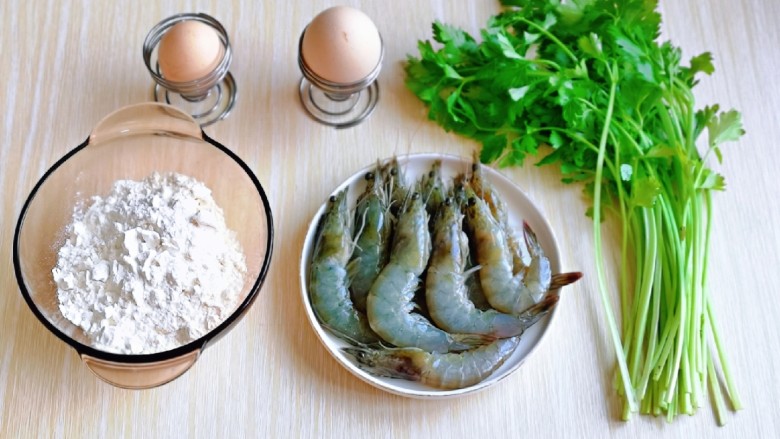 鲜虾饼,准备食材，芹菜也可以换成自己喜欢的其它蔬菜。