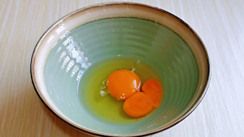鲜虾饼,<a style='color:red;display:inline-block;' href='/shicai/ 9'>鸡蛋</a>磕入大口碗里，用手动打蛋器打散。