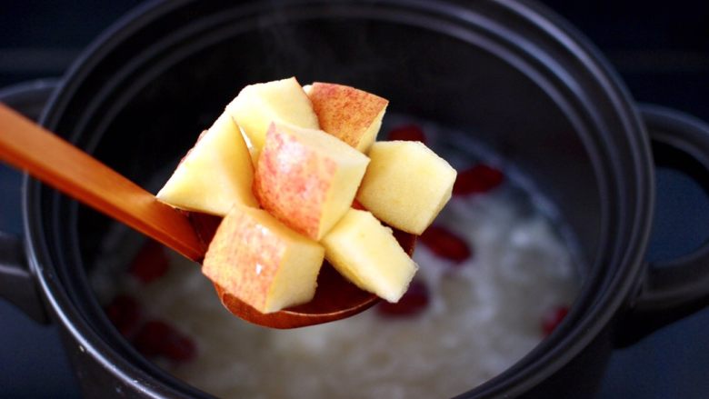 苹果雪梨汤,再加入切块的苹果，大火继续炖煮3分钟。
