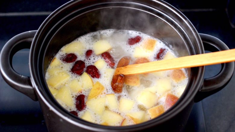 苹果雪梨汤,继续炖煮至冰糖全部融化了，倒入风味醋调味。