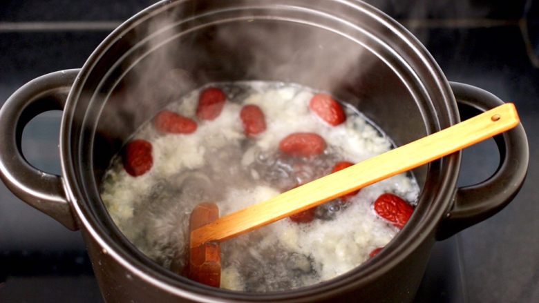苹果雪梨汤,大火烧开后，放入浸泡好的红枣，盖上锅盖小火炖煮15分钟左右。