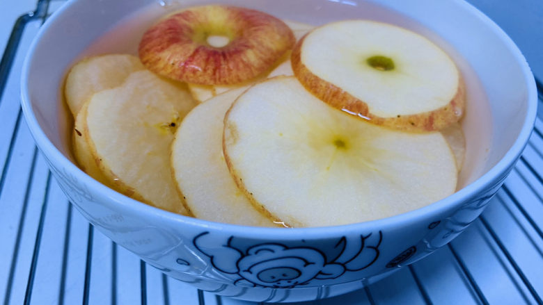 烤苹果片,放入柠檬水中浸泡；