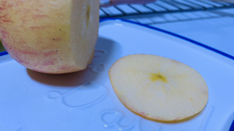烤苹果片,苹果切薄片，越薄，烤的时间越短；