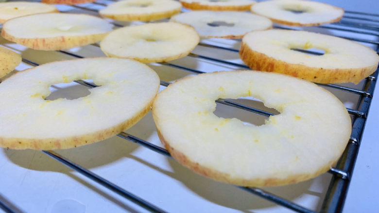 烤苹果片,平铺在烤架上；