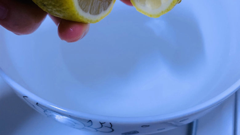 烤苹果片,挤入柠檬汁，可以防止苹果变色；