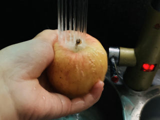 烤苹果片,先用清水冲洗苹果表面；