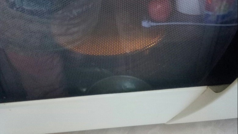 苹果饼,放入微波炉中用烧烤十微波挡，运作十分钟。