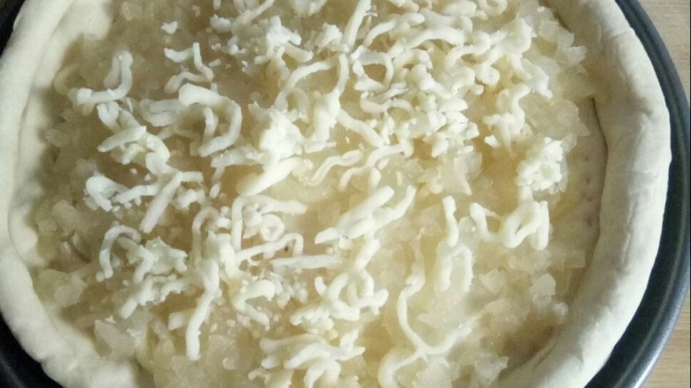 苹果饼,再铺一层马苏里拉奶酪丝。