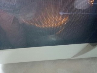 苹果饼,放入微波炉，用烧烤挡运作五分钟。