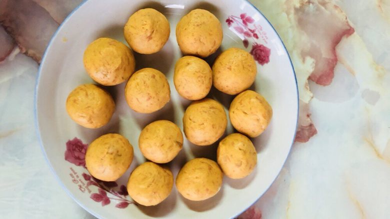 红薯圆子,抓取红薯泥的时候，要注意大小均匀。这样容易同时炸熟。