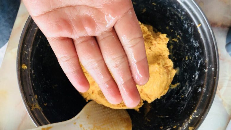 红薯圆子,手上抹上一些食用油，红薯泥有点粘手，抹点油是为了更好地搓圆子，起到防粘的作用。