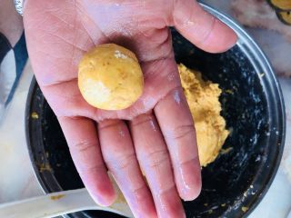 红薯圆子,抓取一些红薯泥，两手像搓汤圆一样把它搓圆。