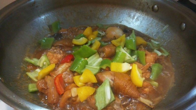 蜜汁鸡腿,最后大火收汁，加入青红黄彩椒炒均匀。