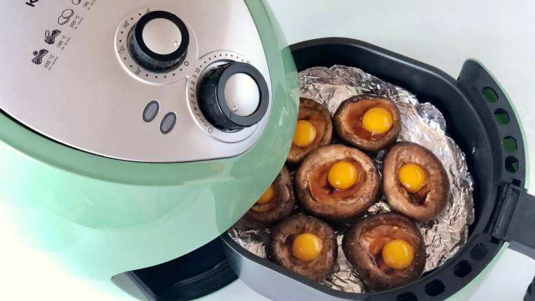 香菇鹌鹑蛋巧搭配，简单几步金黄香嫩，一口一个不过瘾！,把炸篮推入空气炸锅中。