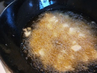 宫爆鸡丁,油温七成热倒入鸡丁快递炸制出来一分钟即可。