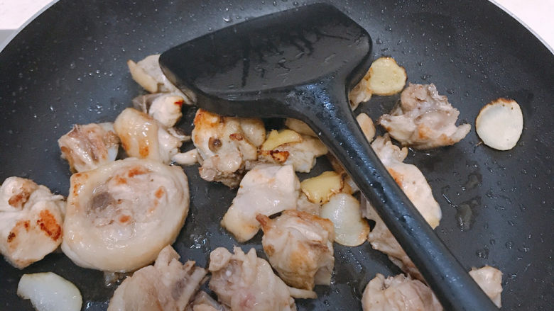 香菇板栗鸡块,然后放入鸡肉翻炒。