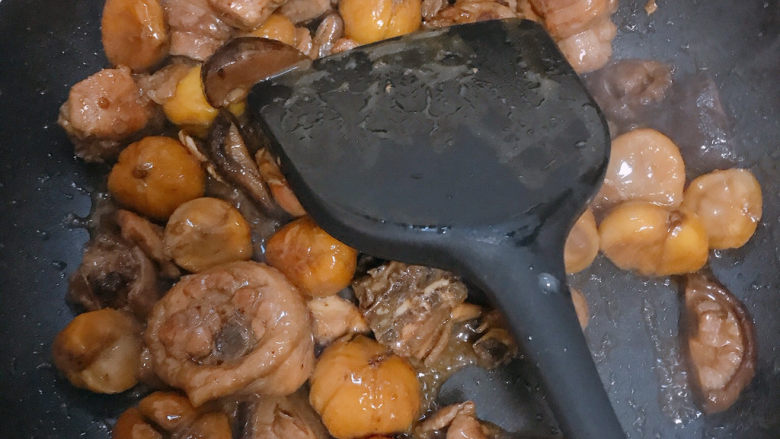 香菇板栗鸡块,中火炖煮到板栗软糯