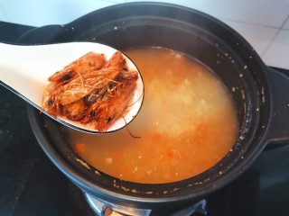 鲜虾砂锅粥,放入虾头虾油
