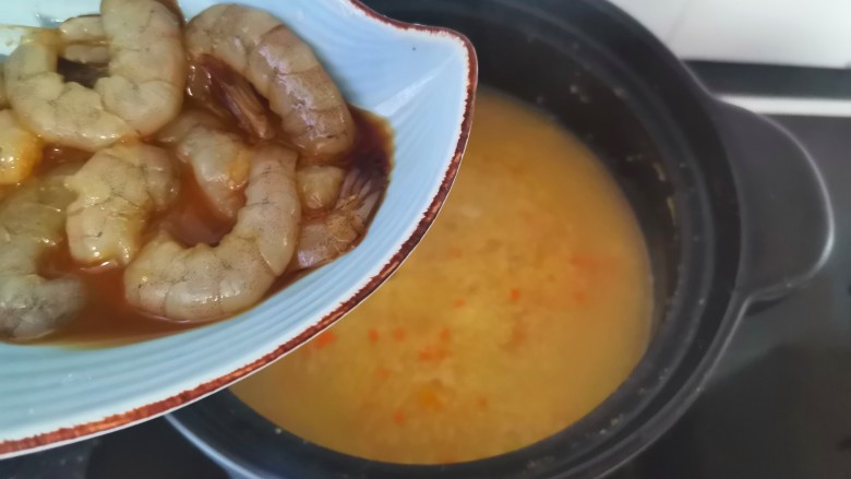 鲜虾砂锅粥,倒入腌制好的虾仁