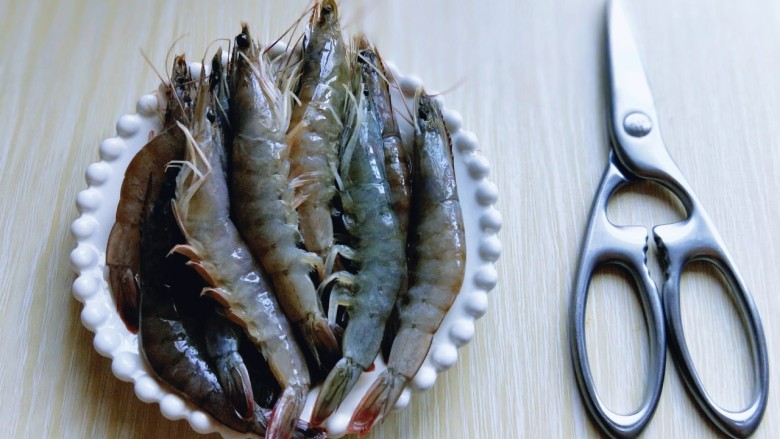 椒盐基围虾,准备一把剪刀，首先处理虾。