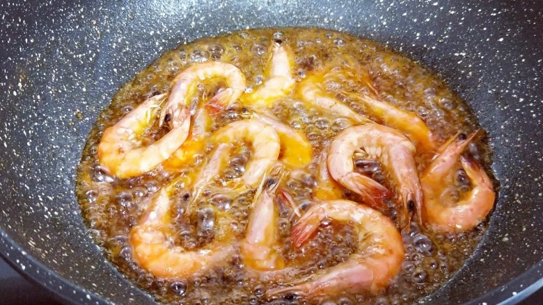 椒盐基围虾,中小火炸至变色后捞出，待油温再次升高时，将虾倒入锅中复杂，捞出淋油备用。
