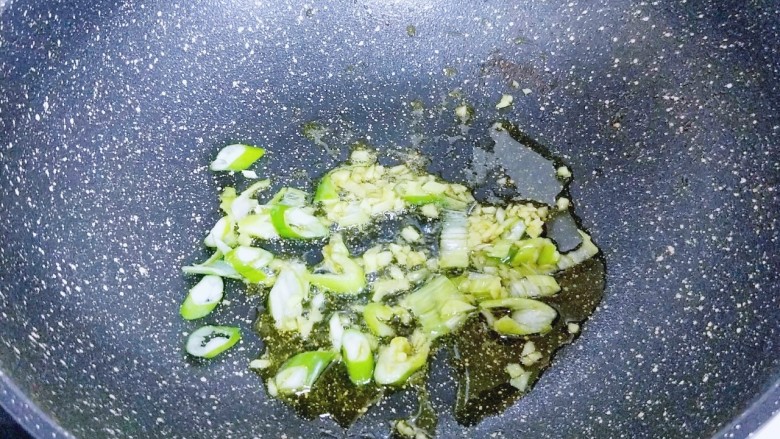 椒盐基围虾,另起油锅，加入切好的葱姜蒜炒香。