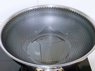 醋溜藕片,起锅热油，待食用油9成热即可关火。