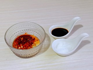 醋溜藕片,把热油立即倒入辣椒的碗中。