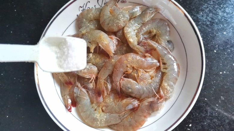 椒盐基围虾,加入盐搅拌均匀腌制一小时