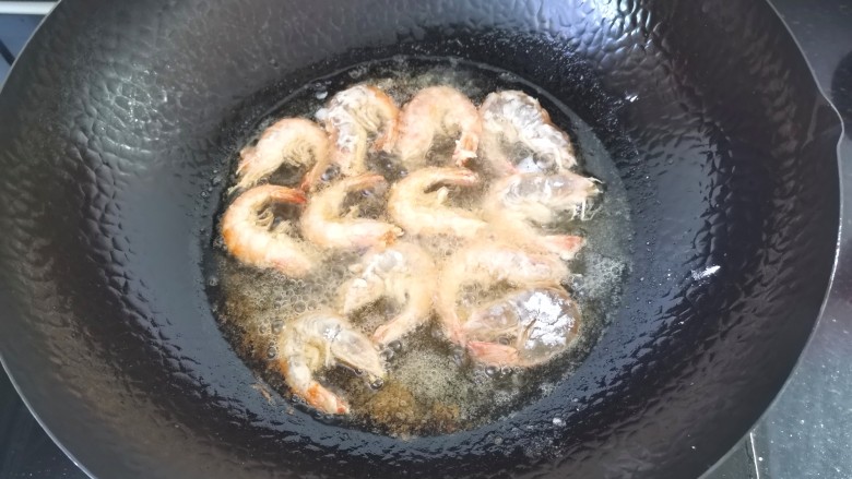 椒盐基围虾,油温6成热放入腌好的虾炸（炸的时候抖掉多余的干淀粉）