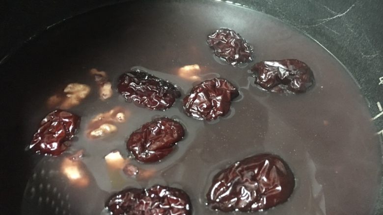 红枣黑米粥,一个小时30分钟成品即可